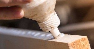 بهترین چسب برای چسباندن فلز به چوب چه چسبی است؟